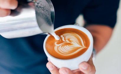 Le tecniche di latte art per creare opere d'arte sulla tua tazza di caffè
