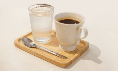 Bere acqua prima o dopo il caffe Cosa dice il galateo
