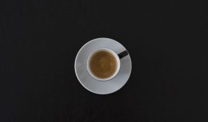 Tazza in primo piano con caffè decaffeinato.