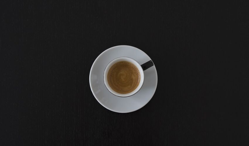 Tazza in primo piano con caffè decaffeinato.