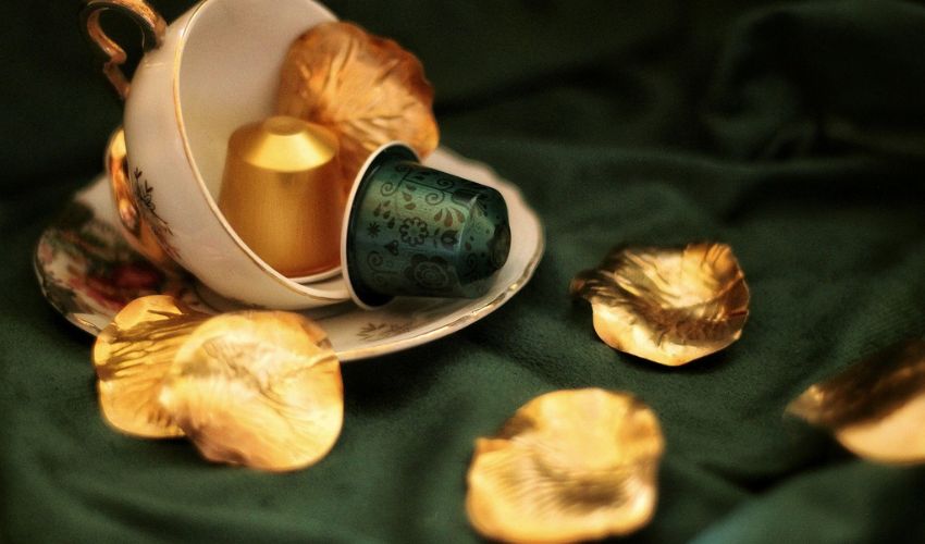 Immagine di una tazza con dentro capsule compatibili.