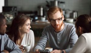 Gruppo di amici davanti ad un caffè offerto in modo esemplare a casa.