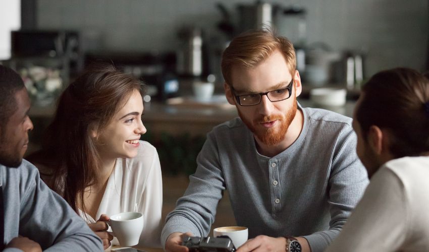 Gruppo di amici davanti ad un caffè offerto in modo esemplare a casa.