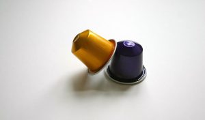 Immagine di Capsule di caffè, richiamando il dilemma delle macchine per capsule e cialde.