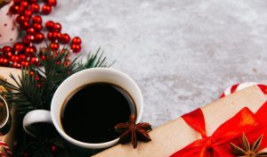 Tazza di caffè che pervade la casa di profumo la mattina di Natale