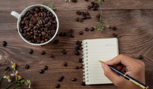 Caffè e blocchetto dove segnare i buoni propositi