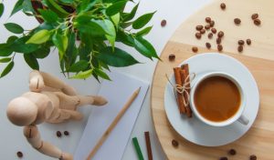 Vari elementi che rievocano l'idea del caffè e detox